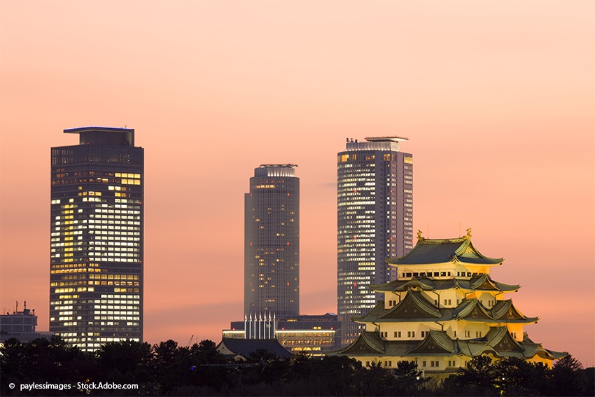 Schloss Nagoya vor beeindruckender Skyline