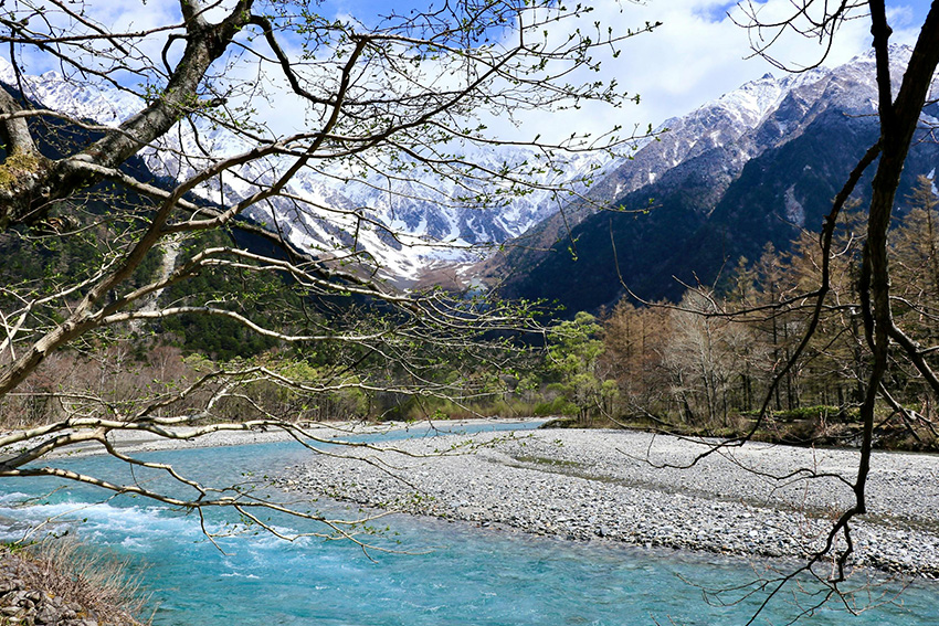 Japanische Alpen im Chūbu-Sangaku-Nationalpark mit Flusstal und Bergen