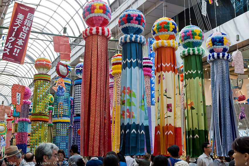 Riesige Papierdekorationen beim Sendai Tanabata Matsuri