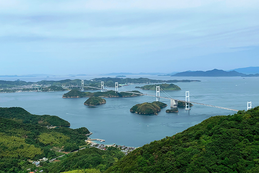 Seto-Binnenmeer mit grünen Inseln und Brücken im Setonaikai-Nationalpark in Japan