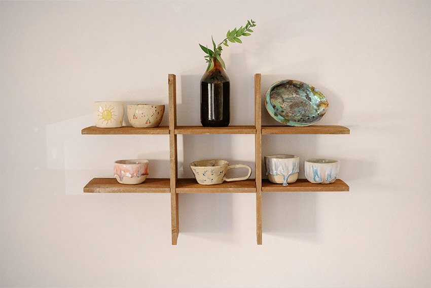 Holzregal mit handgefertigter Keramik und Vase im Shibui-Stil