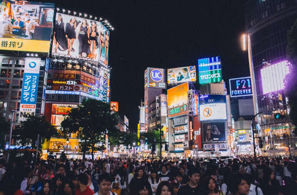 shibuya-crossing-bei-nacht