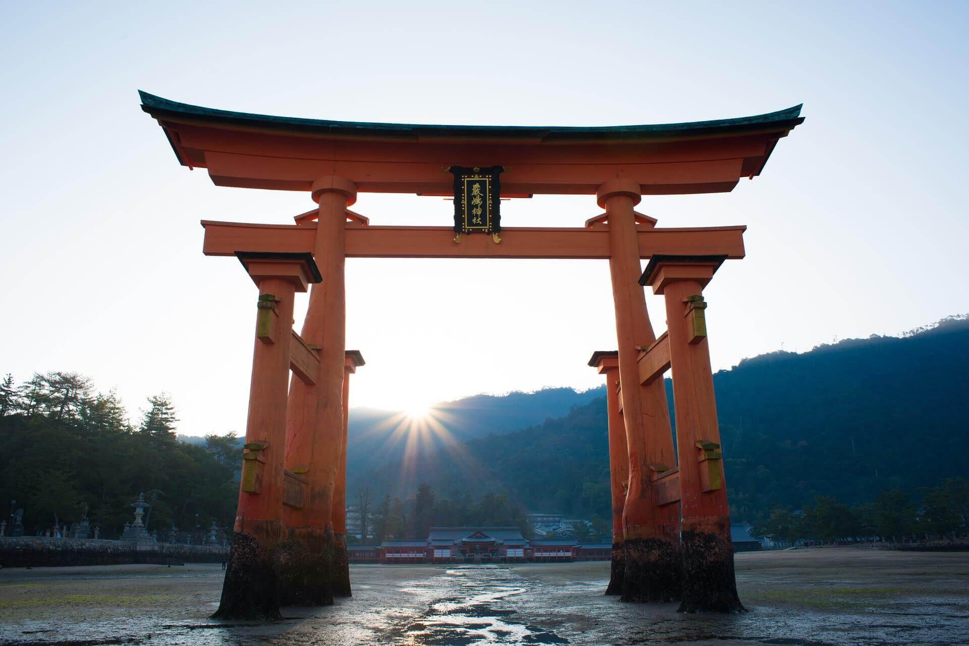 Der Eingang zum Shinto-Tempel wird durch ein Torii symbolisiert