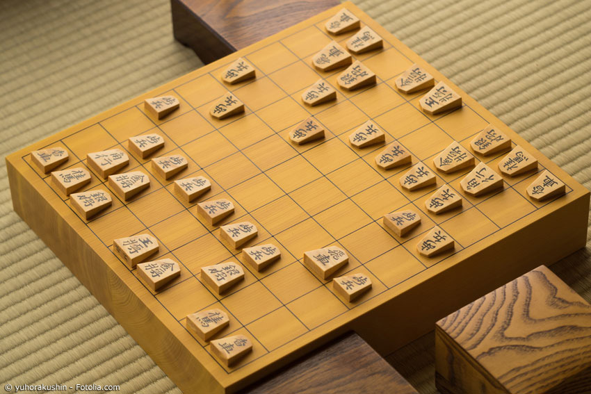 Shogi ist dem westlichen Schach sehr ähnlich, sowohl was die Steine als auch die Regeln anbelangt. Auch hier gilt es, den König zu schützen.