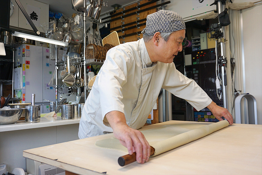 traditionelle Herstellung Soba Nudeln in Japan