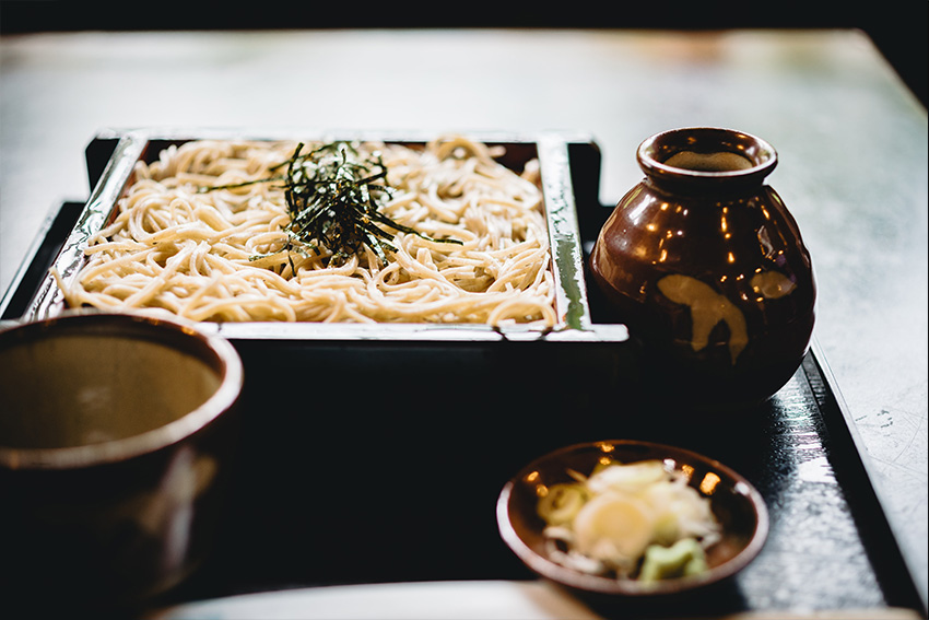 Zaru Soba mit kalt servierten Buchweizennudeln, Dipsauce und Beilagen – traditionelles und beliebtes Nudelgericht aus Japan
