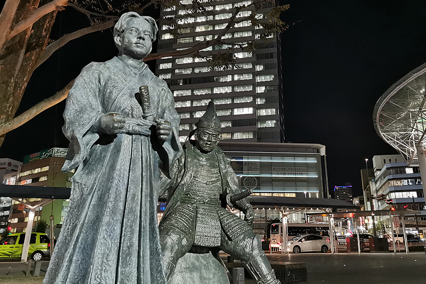 Statue eines Shōgun oder Daimyō als Symbol für Japans Kriegsherren und Samurai-Tradition