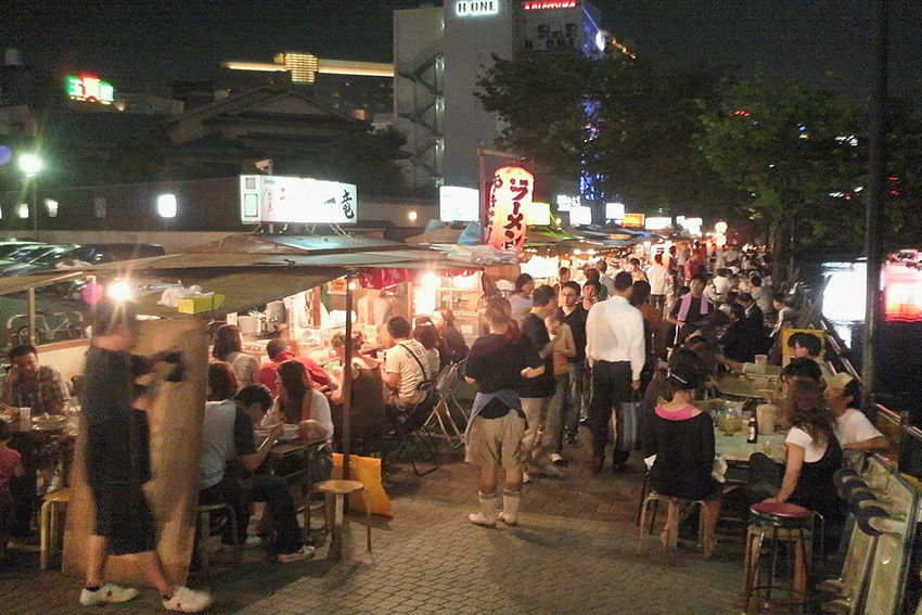 Yatai Fukuoka – Streetfood am Flussufer und B-kyū Gurume-Küche Fukuoka Yatai Streetfood im Seiryu Park bei Nacht