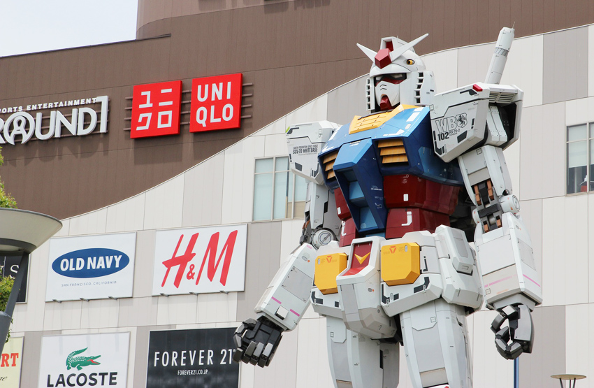 Gundam vor Geschäften auf der Insel Odaiba in Tokyo