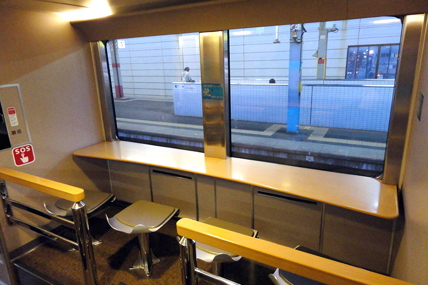 Lounge im japanischen Sunrise Express Nachtzug