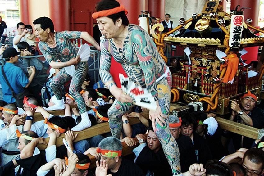 Japanische Männer mit großflächigen Irezumi-Tätowierungen beim Sansha Matsuri in Asakusa, Tokio