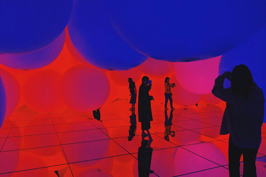 Lichtinstallation bei teamLab Planets – Kunstfotografie in Tokio