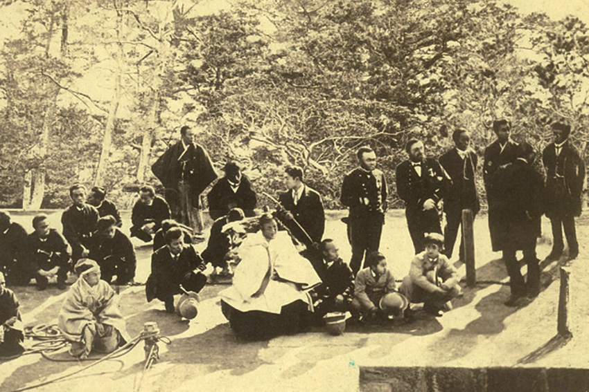 Erstes Foto von Kaiser Meiji im Marinearsenal von Yokosuka, 1872 Historische Aufnahme von Kaiser Meiji mit Gefolge im Marinearsenal von Yokosuka, entstanden 1872 im Trockendock als erstes Foto eines japanischen Kaisers