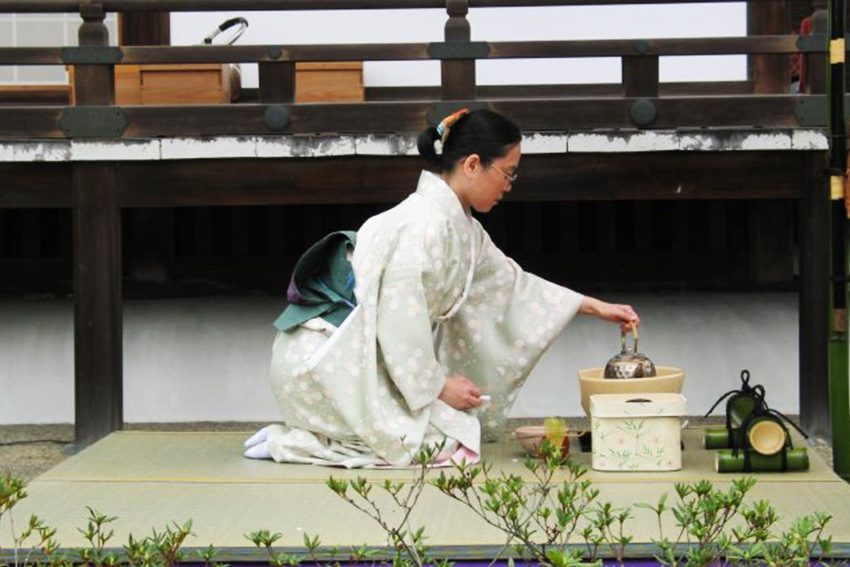 Seiza Fersensitz bei der japanischen Teezeremonie