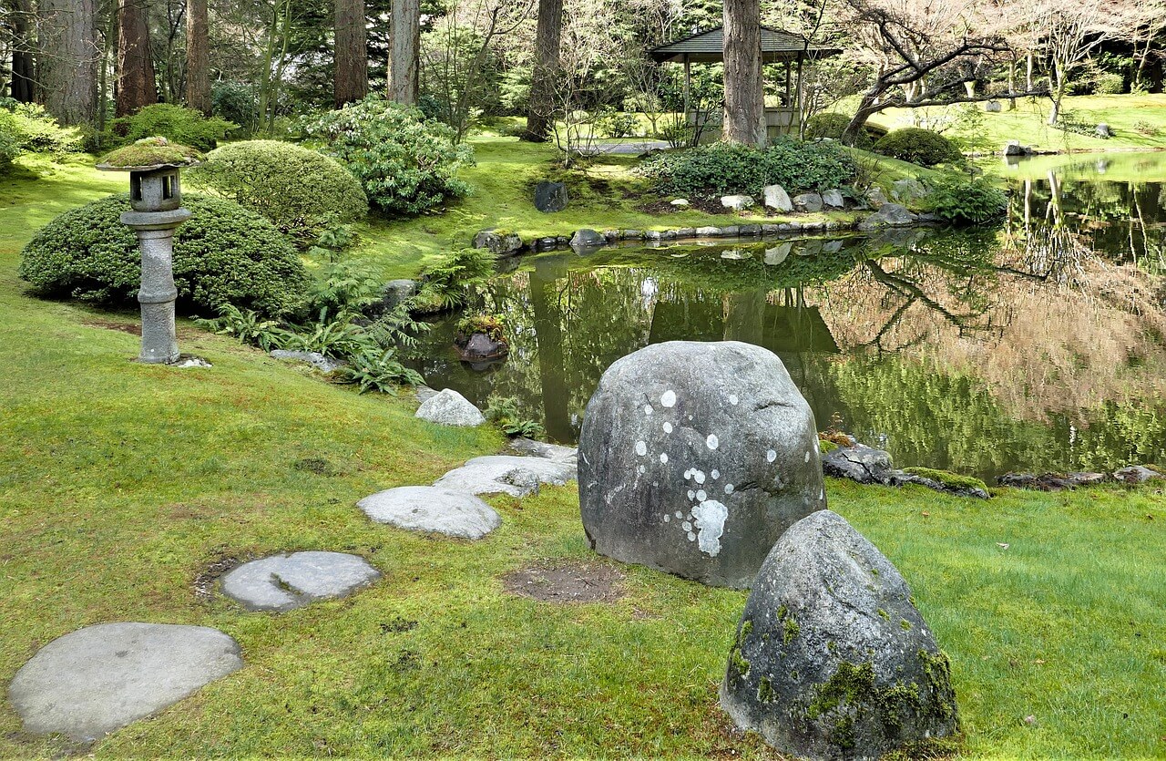 Japanischer Teich mit Steinen