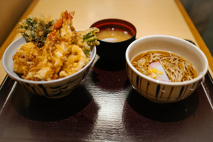 Japanisches Tempura mit Soba Nudeln