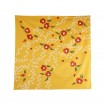 Japanisches Furoshiki-Tuch mit Kamelien Motiv in Gelb
