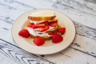 Neuer Trend: Erdbeer-Dessert-Sandwich mit grünem Tee