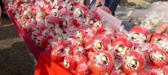 Japan Besuchereinbruch beim größten Daruma-Markt – Glückspuppen bleiben Verkaufsschlager