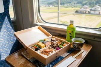 Die japanische Lunchbox (Bento) für Zugreisen