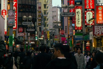 10 Schattenseiten Japans, die jeder Tourist kennt – aber über die kaum jemand spricht