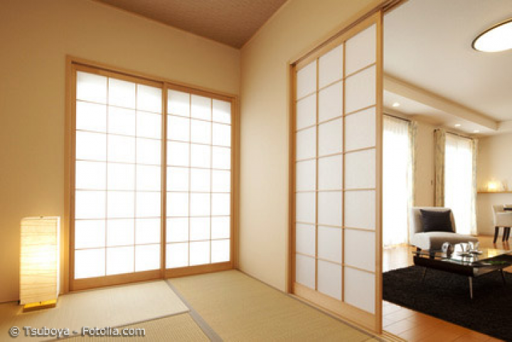 Was zeichnet typisch japanische Steh- und Deckenlampen aus?