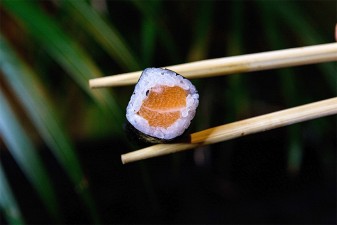 Seit wann gibt es Sushi mit Lachs in Japan? 