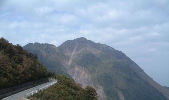Herbstlaub bedeckt den Berg Unzen in der Präfektur Nagasaki