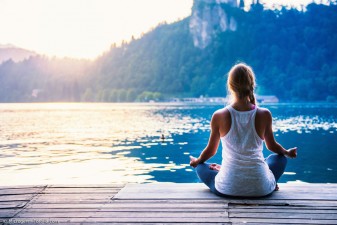 Den Kopf frei machen – mit Outdoor-Yoga in den Frühling starten