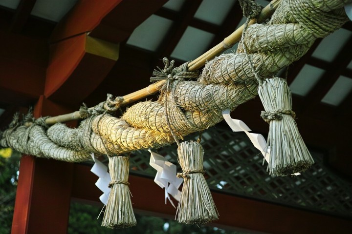 Shimenawa: Göttliche Grenzmarkierungen in Japan