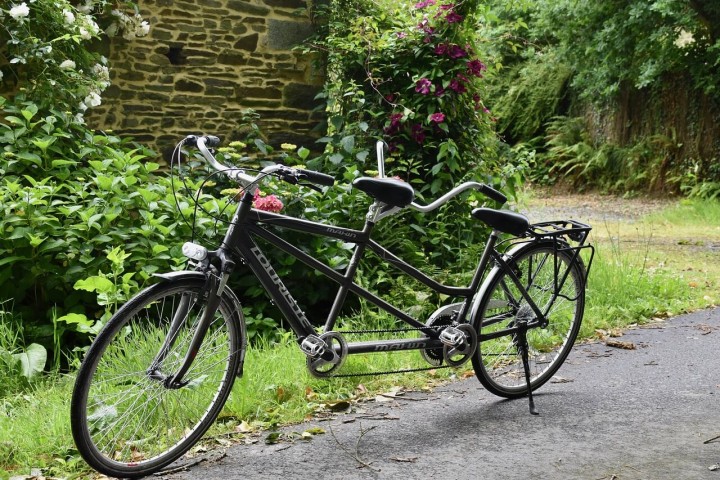 Blinde japanische Frau teilt Traum Fahrrad zu fahren in einem Buch