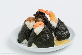 Tenmusu Rezept aus Aichi: Die frittierte Garnele im Onigiri-Mantel