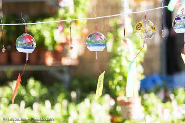 Durch japanische Windspiele Garten und Terrasse sommerlich gestalten