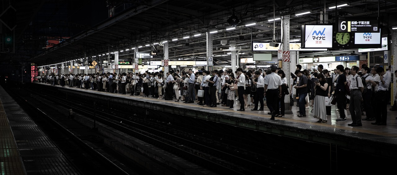 Typischer japanischer Bahnsteig zur Berufszeit
