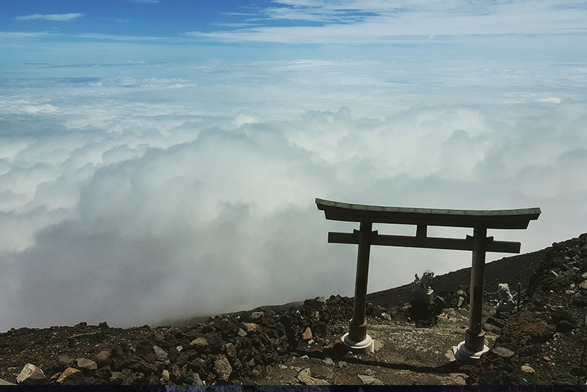 Ein Torii auf dem heiligen Berg Fuji