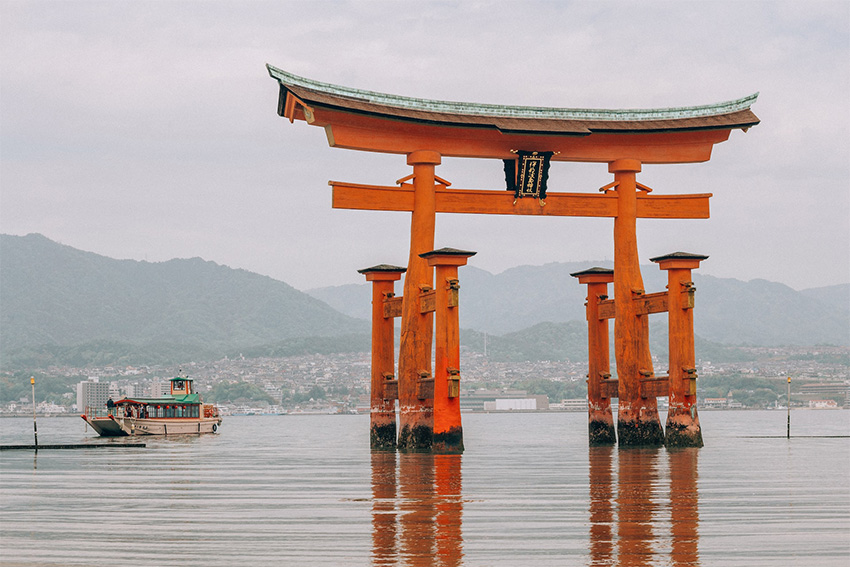Japanisches Rotes Tor – Torii von Itsukushima