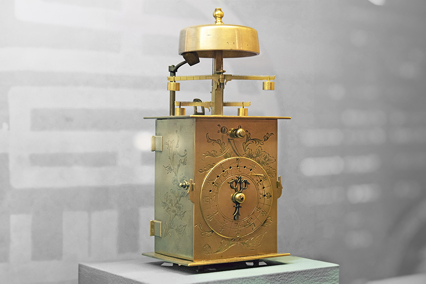 Wadōkei – japanische Uhr aus der Edo-Zeit mit Doppel-Foliot-Mechanik Japanische Wadōkei-Uhr aus dem 18. Jahrhundert mit zwei Foliot-Waagen zur Anzeige ungleicher Stunden