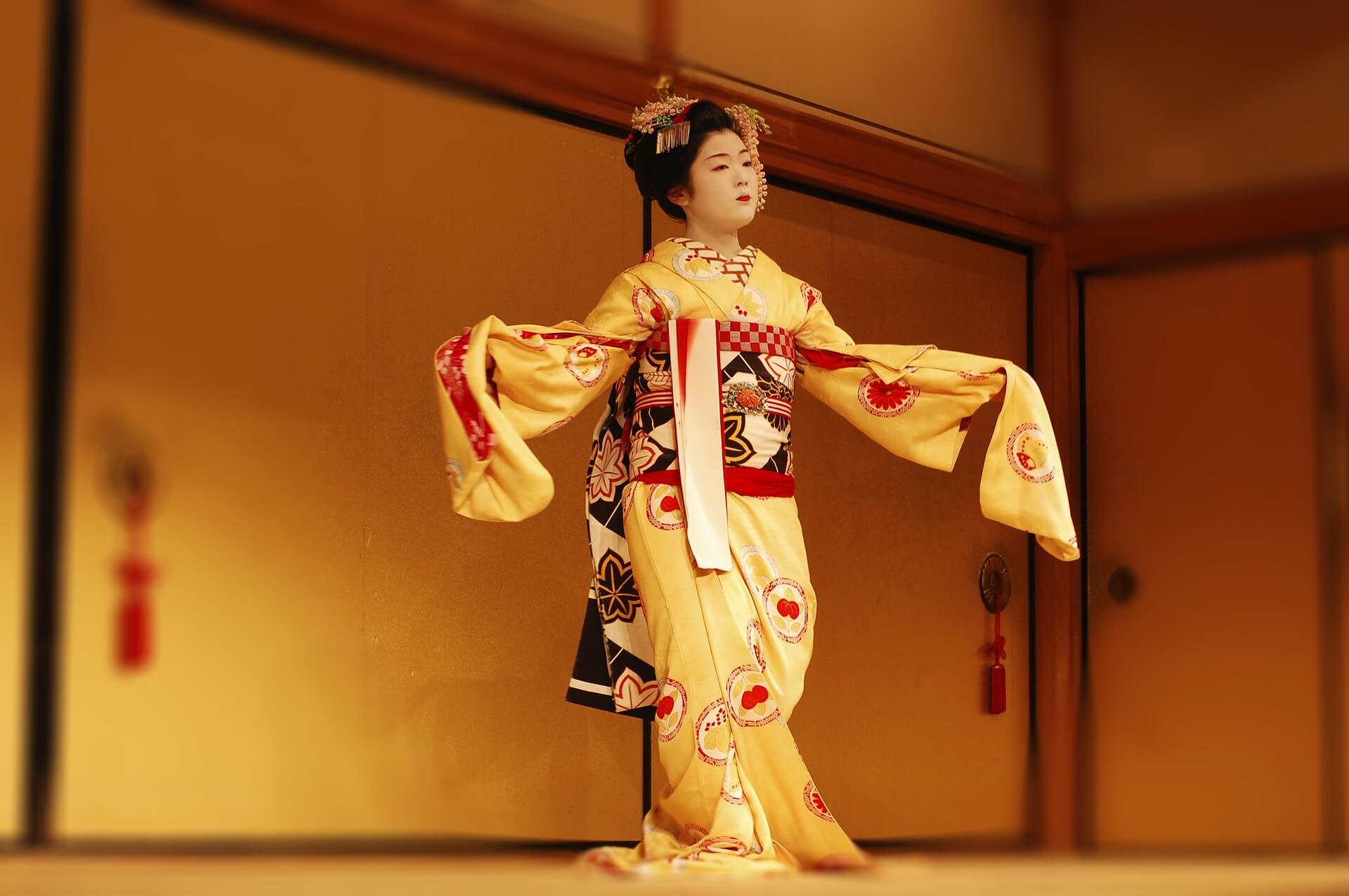 Japanische Geisha im klassischen Theater