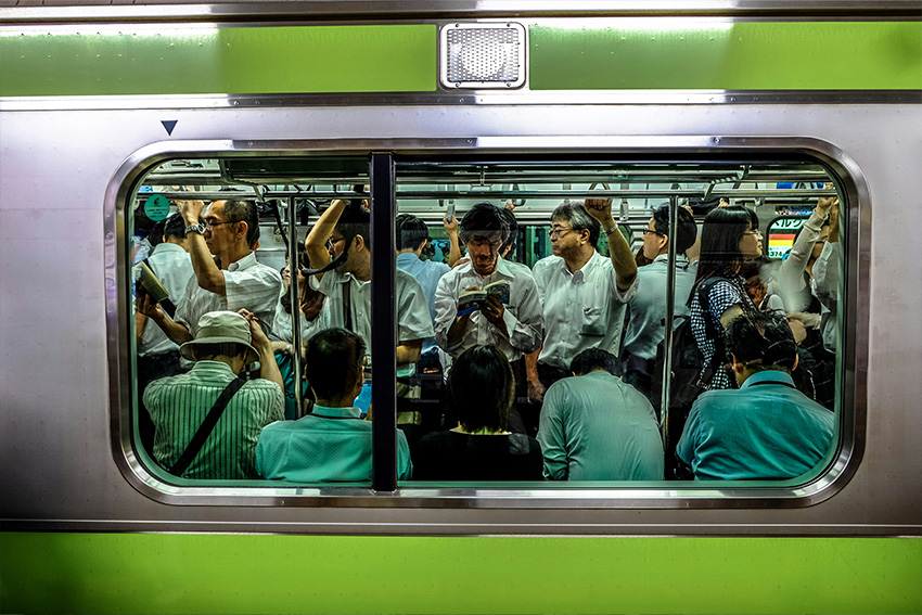 Überfüllte U-Bahn in Japan – Risiko sexueller Belästigung (Chikan) und Bei-spiel für Schattenseiten der Sicherheit
