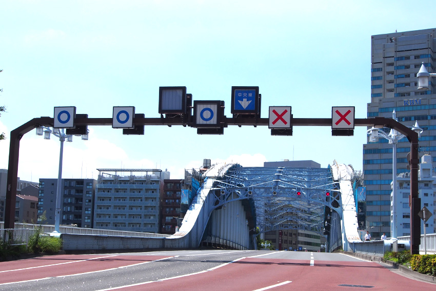 Rotes X als Symbol für Fehler und Verbot auf einer japanischen Verkehrsbrücke