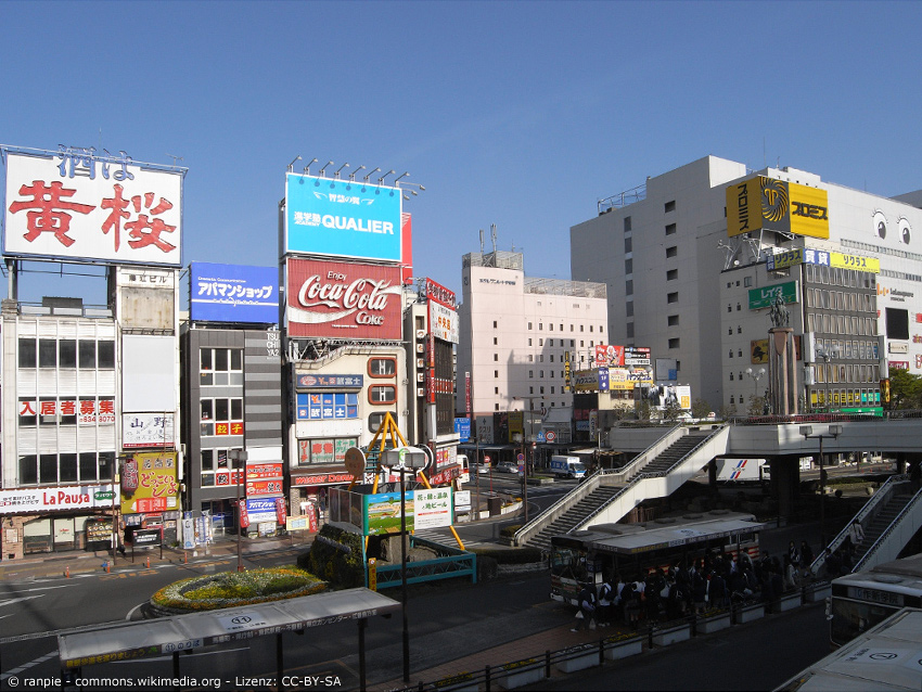 Utsunomiya Bahnhof mit Werbetafeln