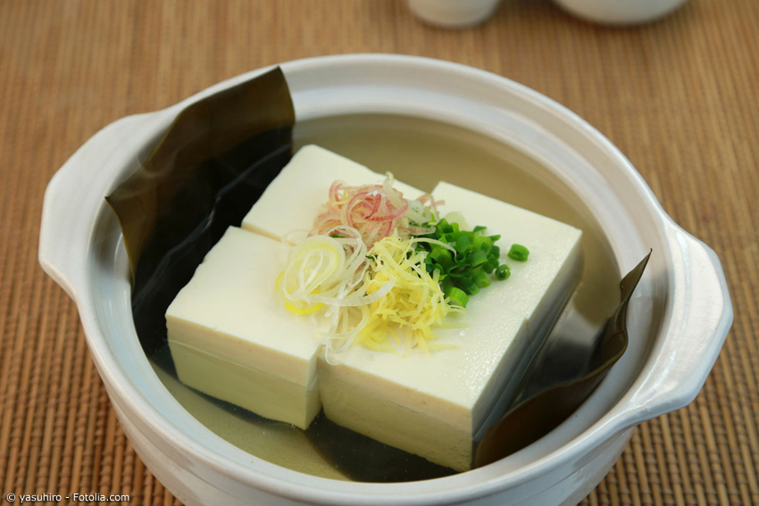 In der Gegend von Kyoto kennt man das Gericht Yudofu schon seit vielen hundert Jahren. Vor allem buddhistische Mönche haben das vegetarische japanische Gericht auf der Speisekarte.