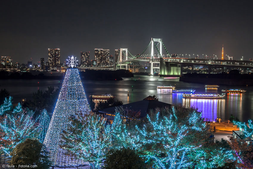 Lichterschmuck gibt es in vielen Städten, in Tokyo gibt es natürlich ganz besonders viele verschiedene Installationen. Hier Blick auf die Rainbow-Bridge von Odaiba.