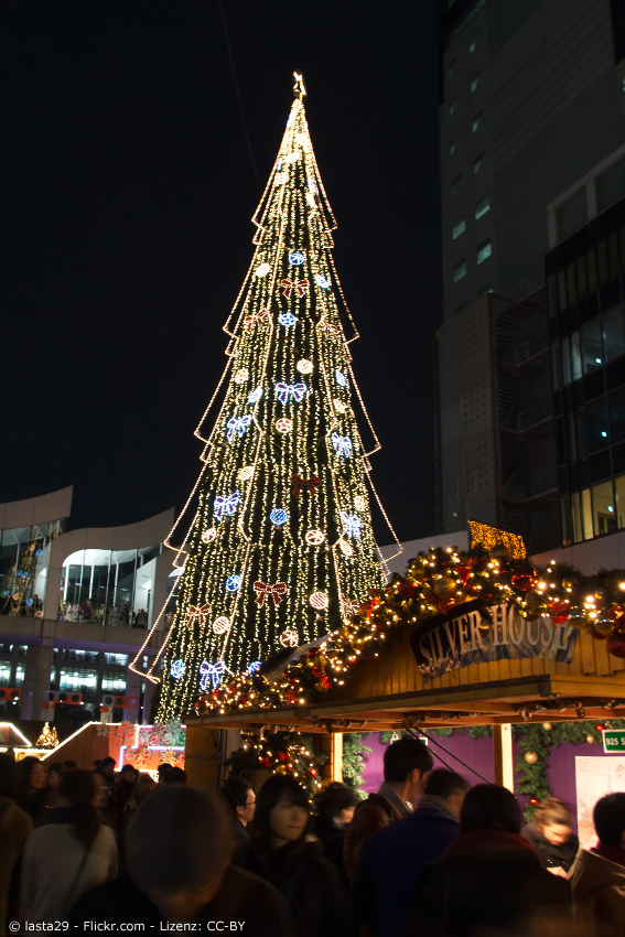 Großer beleuchteter Weihnachtsbaum auf dem Weihnachtsmarkt in Osaka
