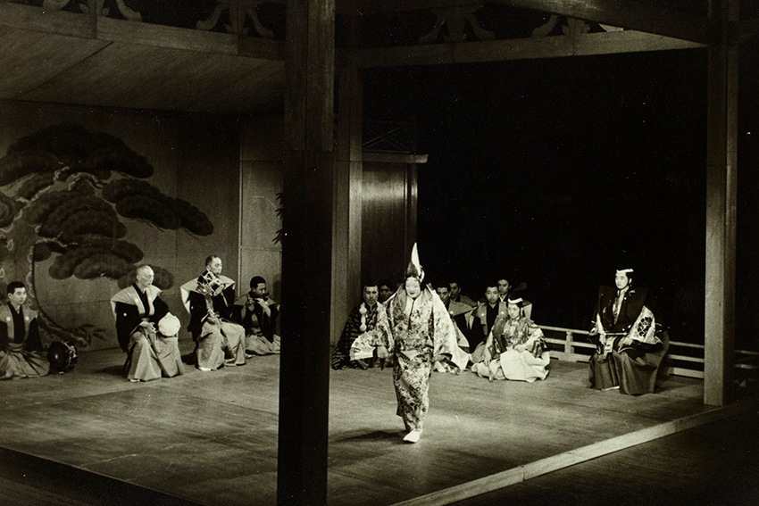 Historische Nō-Theater-Aufführung in Japan mit Darsteller in traditionellem Gewand – Beispiel für Yūgen und ästhetische Zurückhaltung