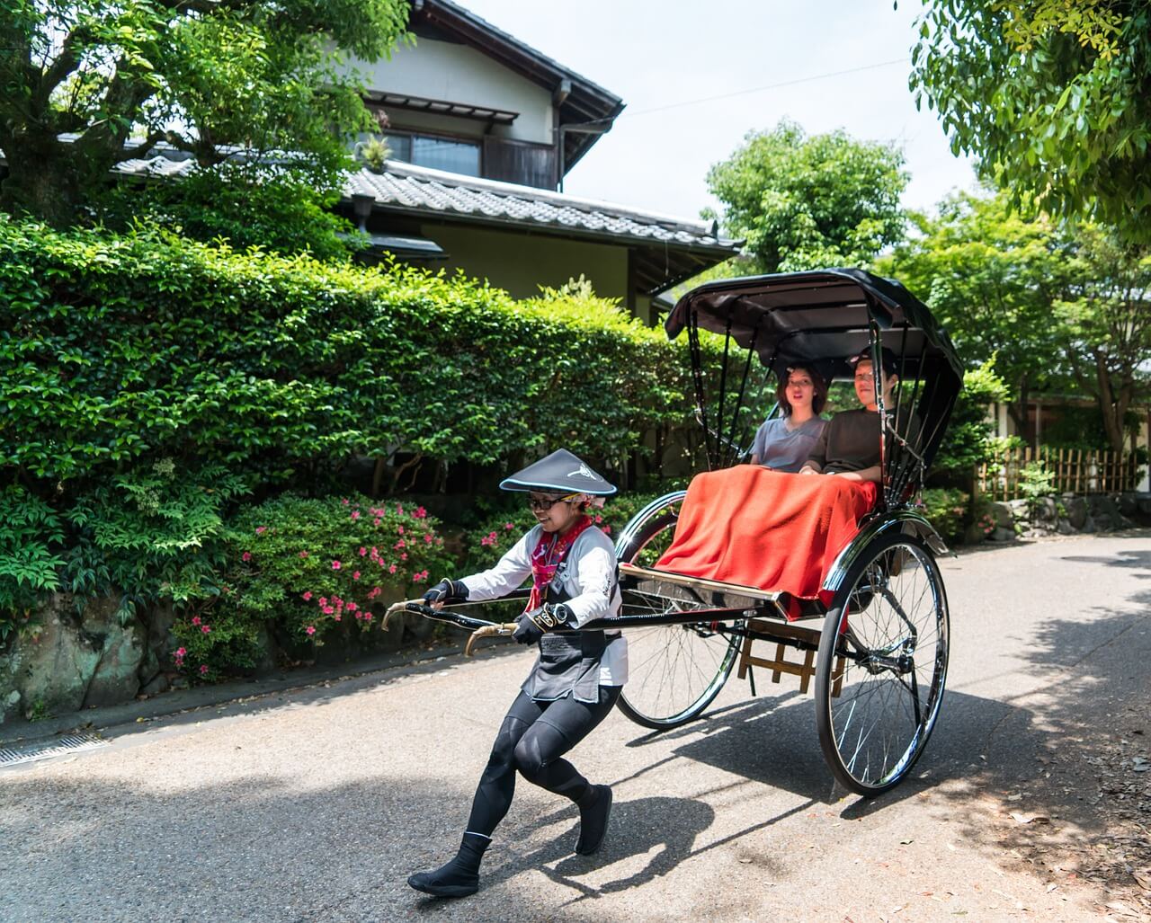 Japaner zieht Rikscha aus Spaß